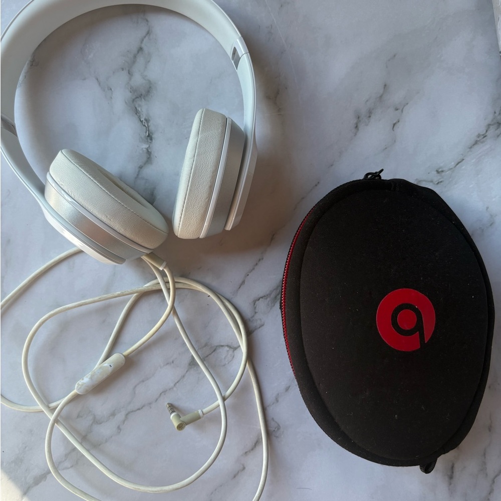 Beats by Dre Over-Ear Headphones in White with Case